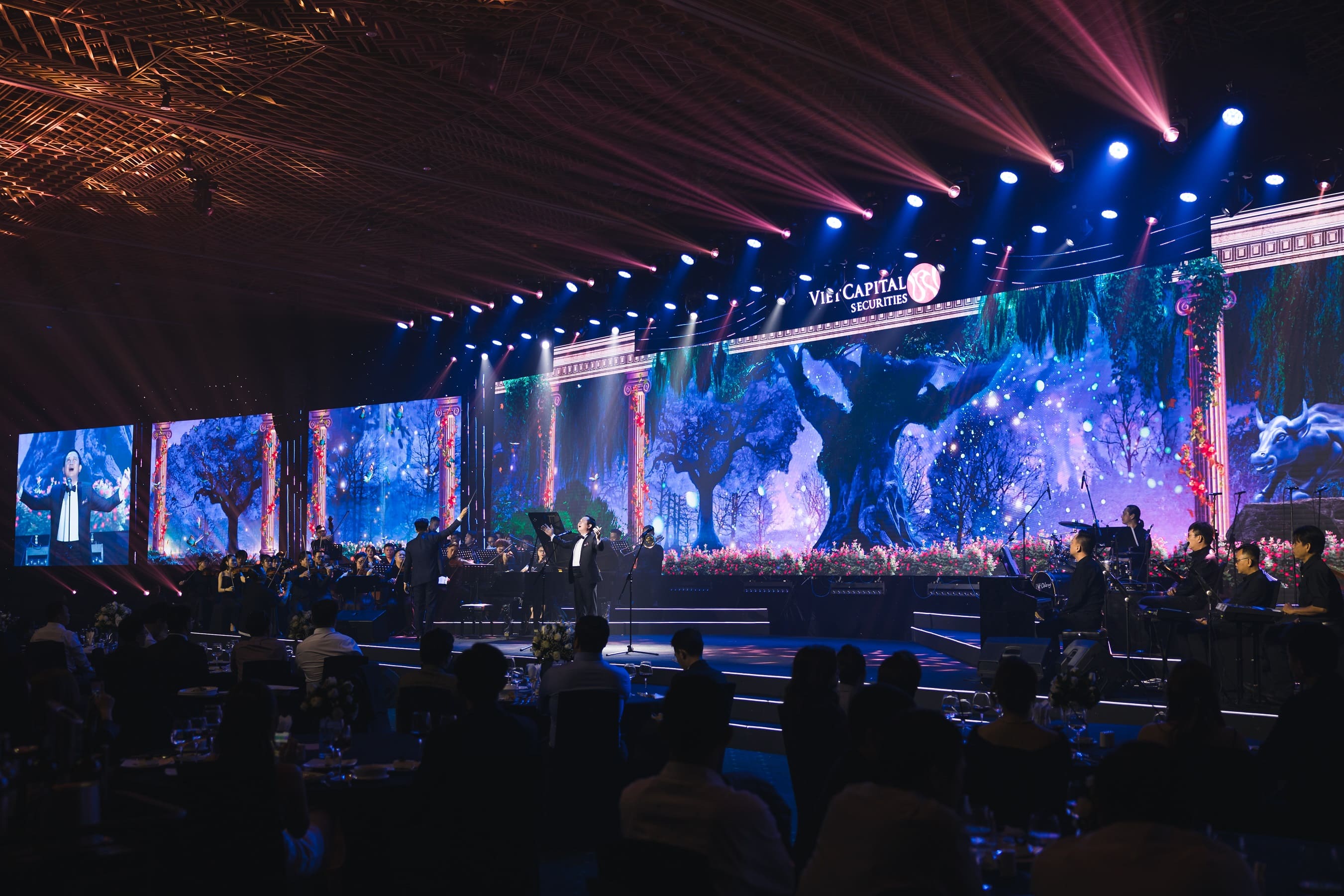 Tiệc tất niên với chủ đề "YEAR OF DISTINCTION: Symphony & Rock" 02